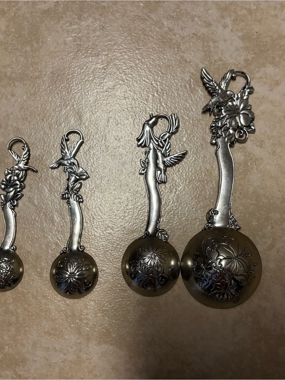 GANZ “La Cucina” hummingbird and hibiscus four piece measuring spoon set - Picture 3 of 3